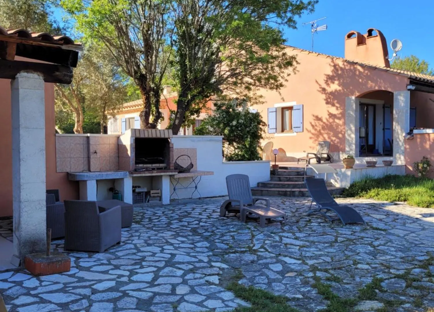 Location Saisonniere Villa Lauris